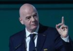 Infantino pide perdón FIFA: Gianni Infantino, presidente de la FIFA, durante una intervención pública con chaqueta oficial del organismo