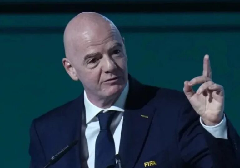 Infantino pide perdón FIFA: Gianni Infantino, presidente de la FIFA, durante una intervención pública con chaqueta oficial del organismo