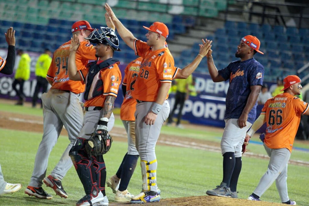 Resultados de la LVBP: jugadores de Caribes de Anzoategui celebrando con choca los cinco en la lomita tras vencer a Bravos de Margarita