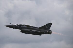 Mirage 2000D se estrella en Francia: un caza biplaza Mirage 2000D de la Fuerza Aérea francesa en vuelo