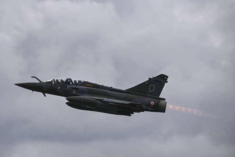 Mirage 2000D se estrella en Francia: un caza biplaza Mirage 2000D de la Fuerza Aérea francesa en vuelo