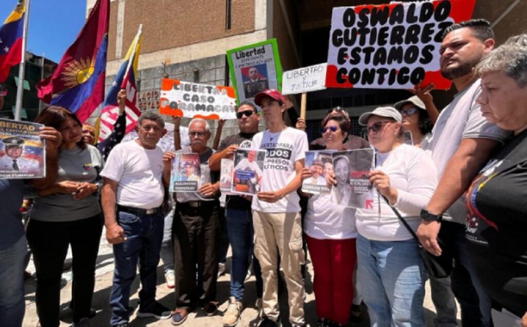 Caso Paramacay: familiares de los condenados protestan con pancartas que piden libertad para los presos del caso