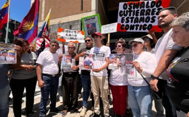Caso Paramacay: familiares de los condenados protestan con pancartas que piden libertad para los presos del caso