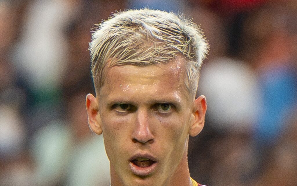 Dani Olmo con la camiseta de la selección de España: estará un mes de baja y se pierde el Clásico