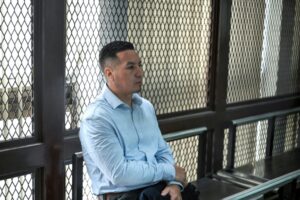 Edy Vásquez, uno de los expolicías condenados en Guatemala, en una celda del Palacio de Justicia de Ciudad de Guatemala durante el juicio