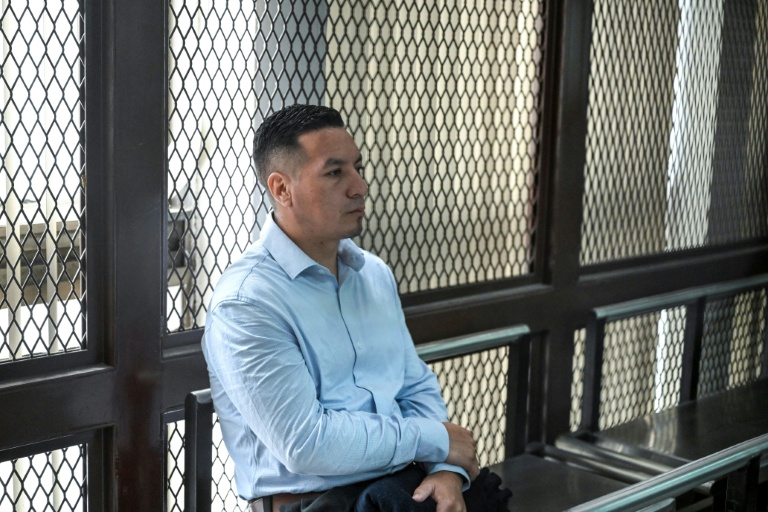 Edy Vásquez, uno de los expolicías condenados en Guatemala, en una celda del Palacio de Justicia de Ciudad de Guatemala durante el juicio