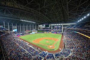 El loanDepot park de Miami lleno de aficionados durante un juego del Choque de Gigantes de la LVBP