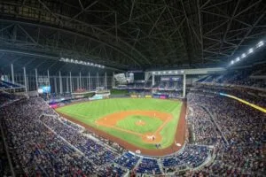 El loanDepot park de Miami lleno de aficionados durante un juego del Choque de Gigantes de la LVBP