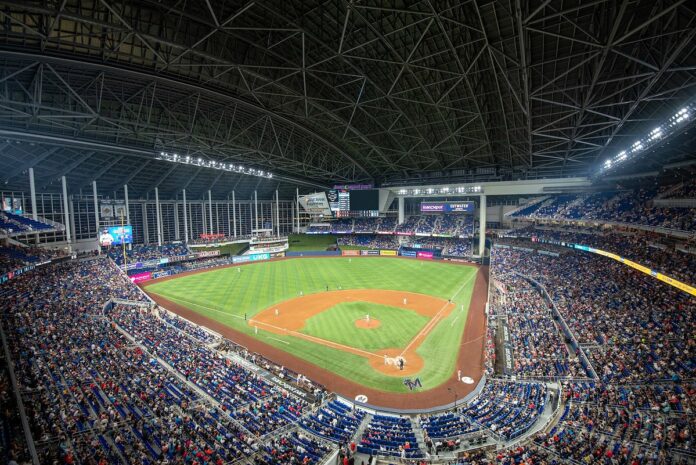 El loanDepot park de Miami lleno de aficionados durante un juego del Choque de Gigantes de la LVBP