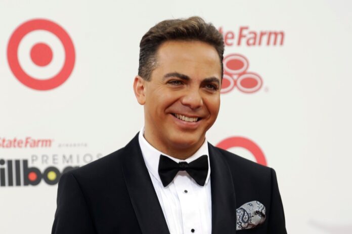 Cristian Castro sonríe con esmoquin en la alfombra de unos Premios Billboard, la gala donde recibió el Premio Billboard Trayectoria