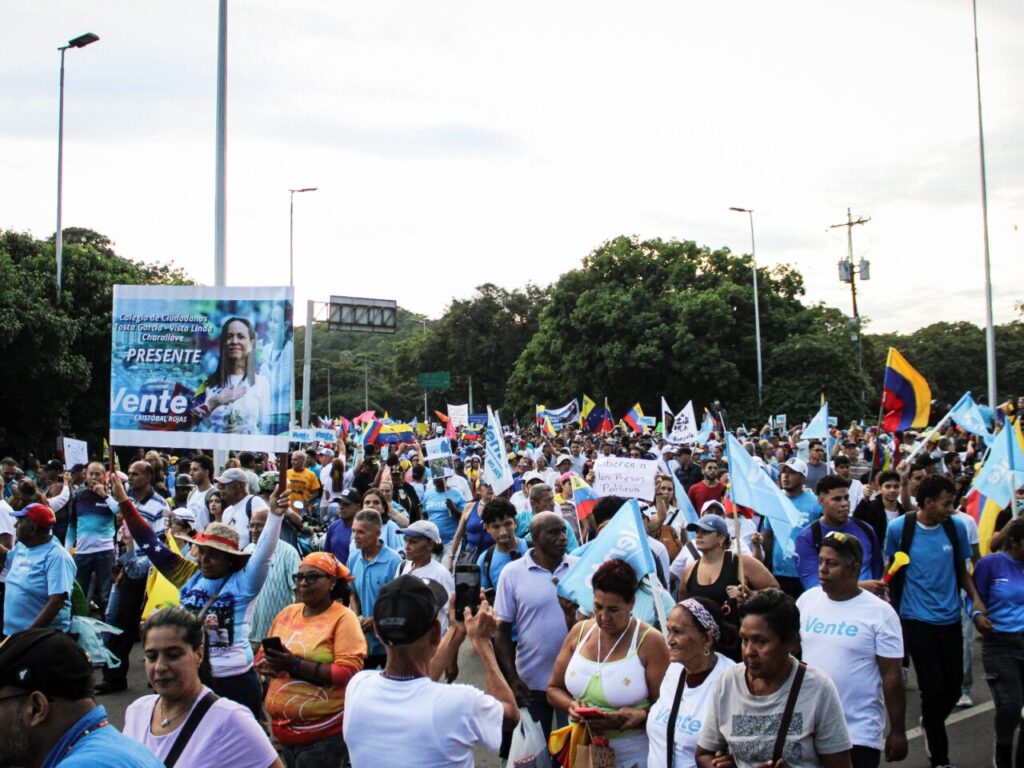 Multitud en la concentración de Plaza Venezuela con pancartas de Vente Venezuela y carteles por las elecciones ya y la libertad de los presos políticos