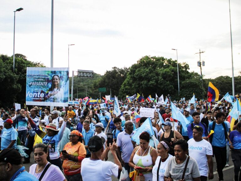 Multitud en la concentración de Plaza Venezuela con pancartas de Vente Venezuela y carteles por las elecciones ya y la libertad de los presos políticos