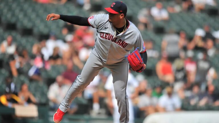 agencia libre de Hernández: Carlos Hernández lanzando con el uniforme de Cleveland en las Grandes Ligas