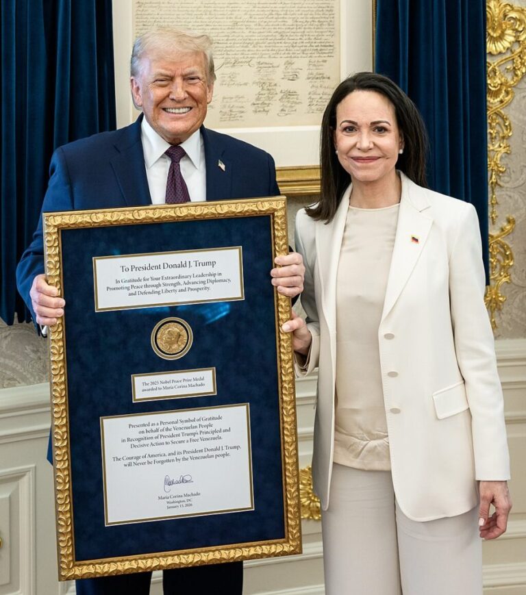 Nobel de Machado: Donald Trump y María Corina Machado sostienen la medalla enmarcada en la Casa Blanca