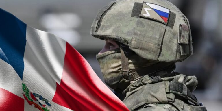 Dominicanos en Rusia: soldado con parche de la bandera rusa junto a la bandera de República Dominicana