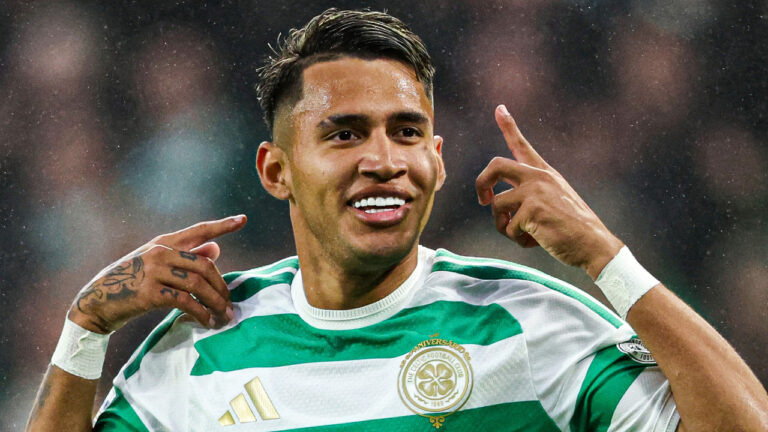 Gol de Camilo Durán: el delantero colombiano celebra con la camiseta del Celtic en Easter Road