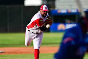 Resultados de la LVBP: Máximo Castillo, de Cardenales de Lara, lanza ante los Tigres de Aragua en el estadio Antonio Herrera Gutiérrez de Barquisimeto