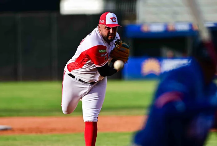 Resultados de la LVBP: Máximo Castillo, de Cardenales de Lara, lanza ante los Tigres de Aragua en el estadio Antonio Herrera Gutiérrez de Barquisimeto