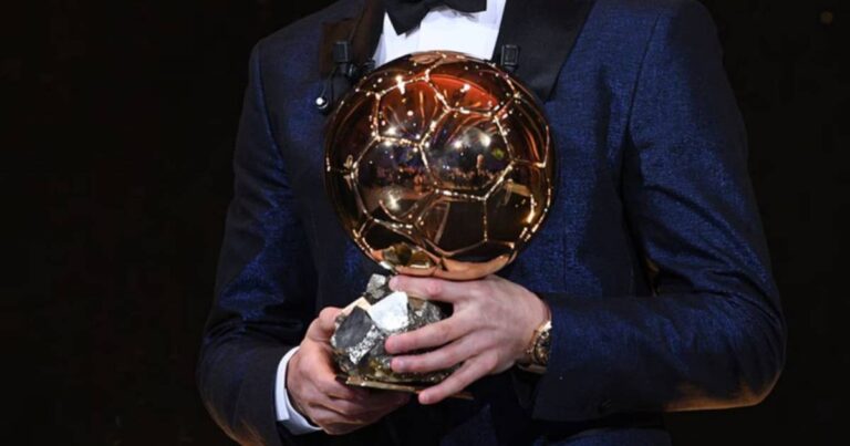 Un jugador sostiene el trofeo del Balón de Oro 2026 durante la gala del premio