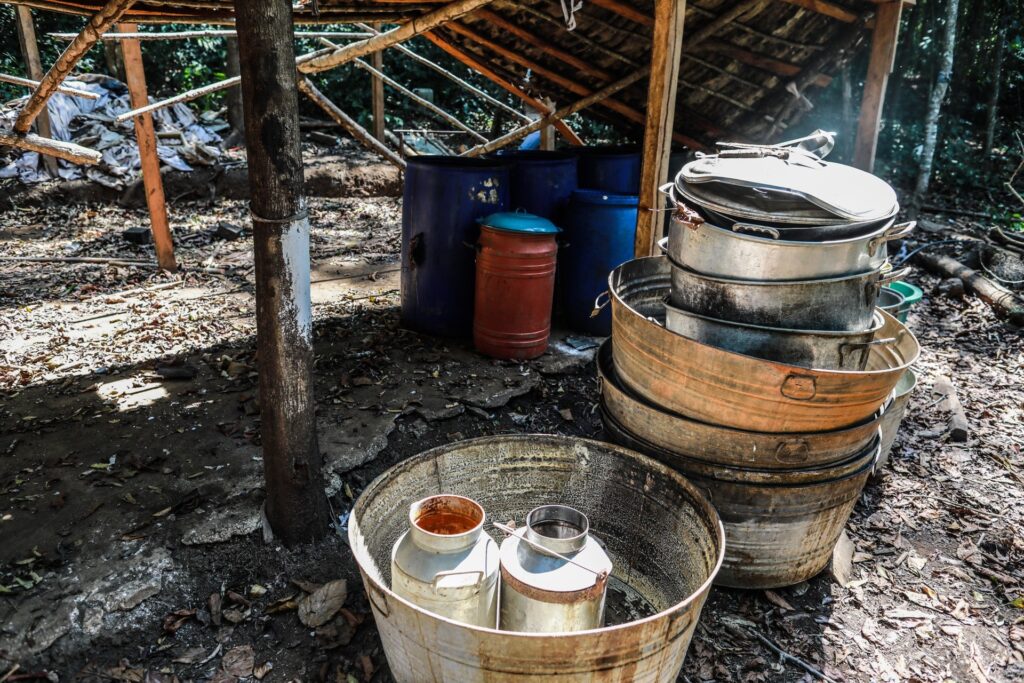 Laboratorio de metanfetamina en Durango desmantelado en Carricitos, con tinas, ollas y bidones entre el monte.