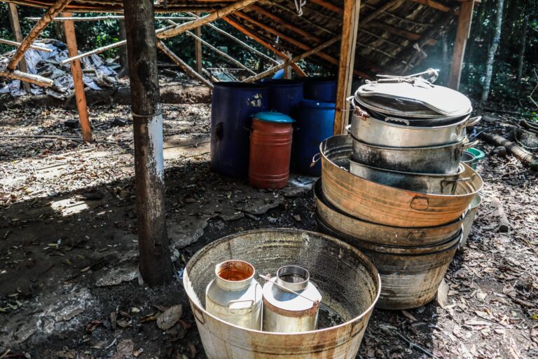 Laboratorio de metanfetamina en Durango desmantelado en Carricitos, con tinas, ollas y bidones entre el monte.