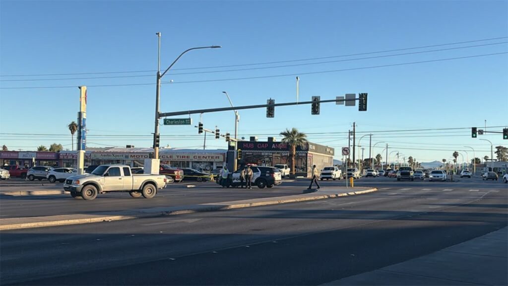 Tiroteo en Las Vegas: policías resguardan la intersección de Fremont Street y Eastern Avenue tras las detenciones