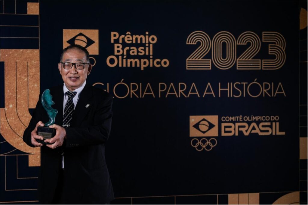 Chiaki Ishii, primer medallista olímpico del judo brasileño, con el Trofeo Adhemar Ferreira da Silva en 2023