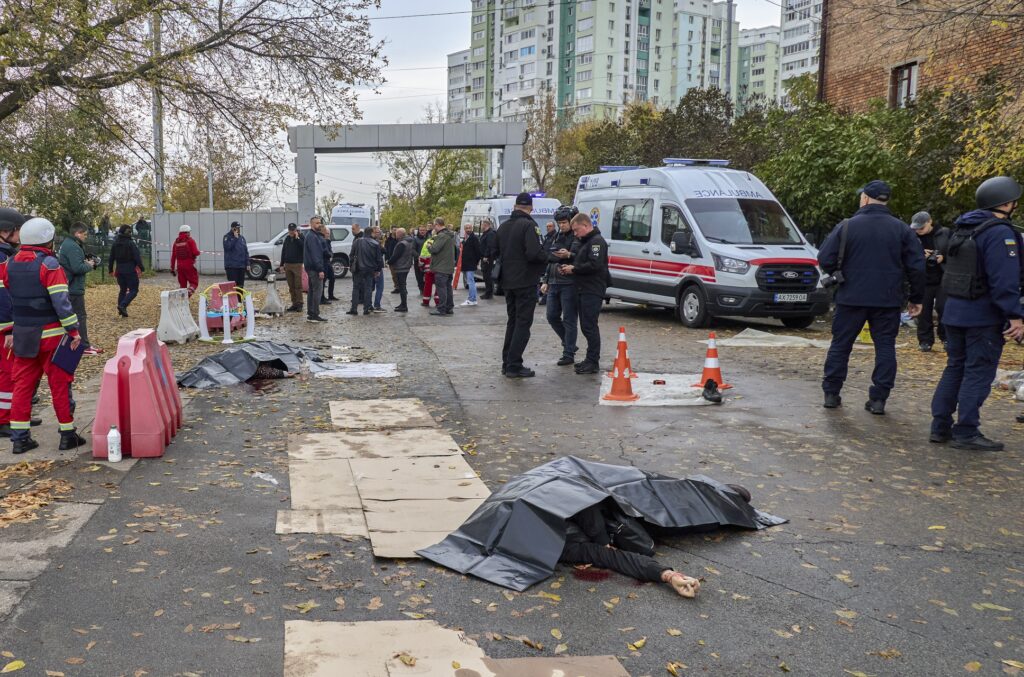Ataques rusos a mercados en Ucrania: ambulancias y policías junto a víctimas cubiertas tras el ataque contra un mercado de Járkov