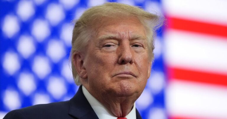 Refugiados en Estados Unidos: Donald Trump frente a la bandera estadounidense, tras recortar el plazo de defensa a 10 días