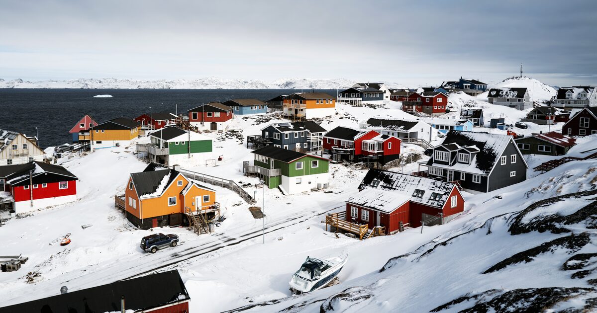 Exploración de petróleo en Groenlandia: Trump la anuncia «masiva» y Nuuk lo desmiente Agua brotando a chorros de una tubería principal rota que inundó una calle, imagen del cierre de USA Parkway