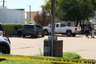 Escena acordonada con cinta policial en Houston durante la investigación del caso de ICE en Houston