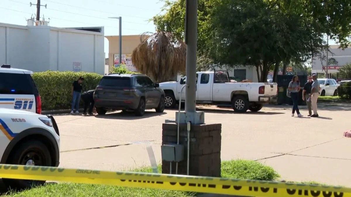 ICE en Houston: el fiscal dice que el auto que atropelló al mexicano fue un «arma mortal» Escena acordonada con cinta policial en Houston durante la investigación del caso de ICE en Houston