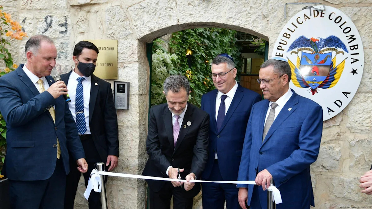 Colombia inaugura su embajada en Jerusalén en un «paso decisivo» junto a Israel Corte de cinta de la embajada en Jerusalén: el canciller Omar Bulla inaugura la sede de Colombia junto a Gideon Saar