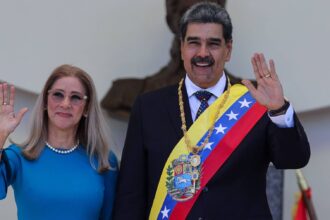 Nicolás Maduro y Cilia Flores saludando en un acto oficial en Caracas