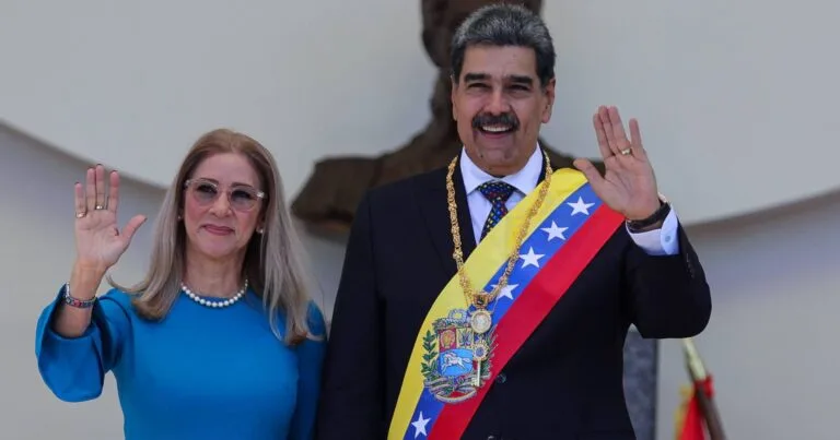 Nicolás Maduro y Cilia Flores saludando en un acto oficial en Caracas