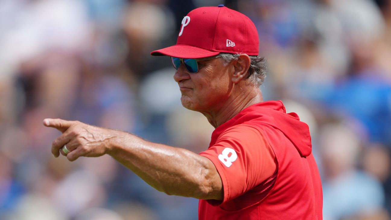 Don Mattingly, mánager de los Phillies de Filadelfia, dando indicaciones durante un juego de la temporada 2026