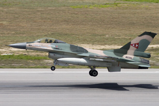 F-16 en Machiques: un avión de combate F-16 de la Aviación Militar venezolana en un despegue