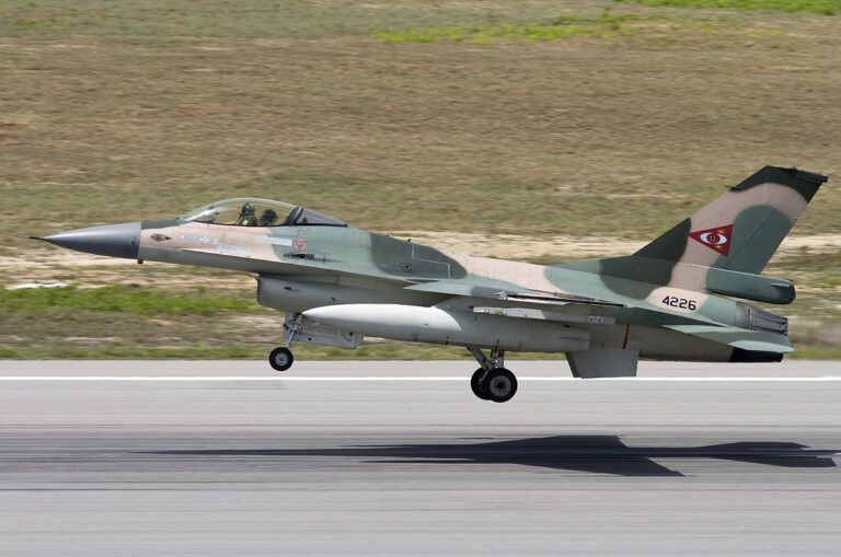 F-16 en Machiques: un avión de combate F-16 de la Aviación Militar venezolana en un despegue
