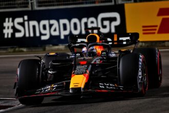 Max Verstappen con su Red Bull en la carrera nocturna del Gran Premio de Singapur