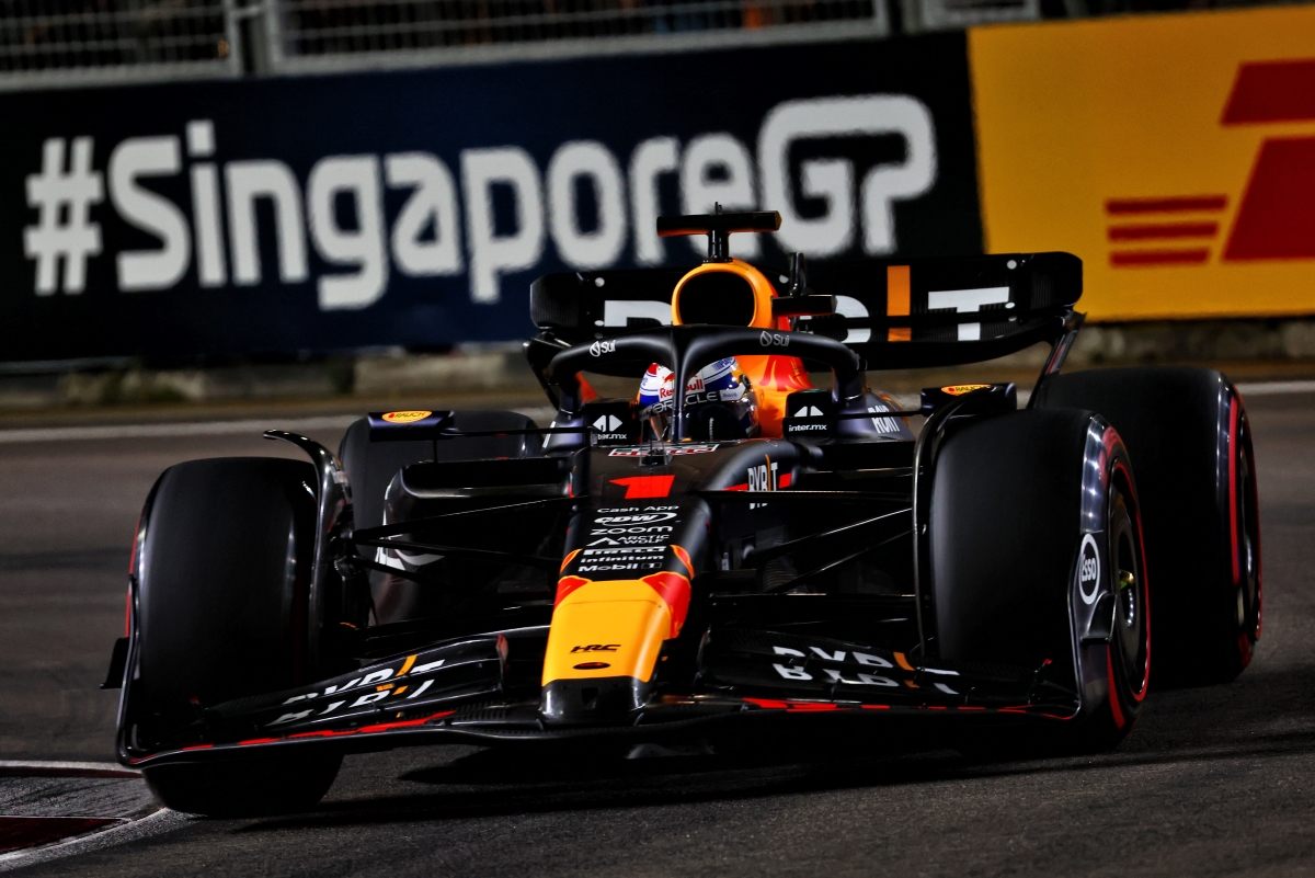 Verstappen gana la carrera sprint en Singapur con doblete de Ferrari y Checo Pérez fuera Max Verstappen con su Red Bull en la carrera nocturna del Gran Premio de Singapur