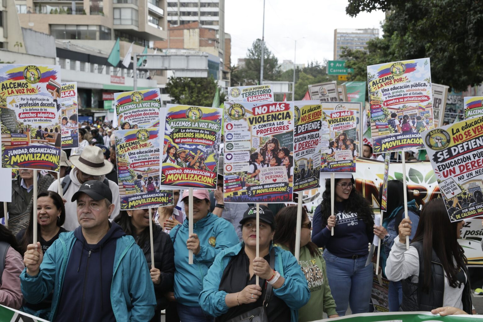 Paro nacional en Colombia: miles protestan contra el Gobierno de De la Espriella Paro nacional en Colombia: maestros manifestantes con pancartas durante la marcha en Bogotá