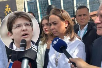 María Claudia Tarazona, viuda de Miguel Uribe Turbay, hablando ante la prensa, con foto insertada del senador asesinado