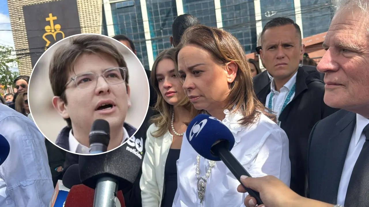 Tarazona: la orden del magnicidio de Miguel Uribe salió del Congreso María Claudia Tarazona, viuda de Miguel Uribe Turbay, hablando ante la prensa, con foto insertada del senador asesinado
