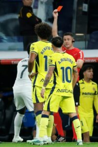 Vinicius sancionado: el árbitro le muestra la tarjeta roja durante el partido contra el Villarreal