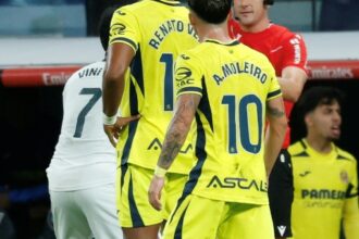 Vinicius sancionado: el árbitro le muestra la tarjeta roja durante el partido contra el Villarreal