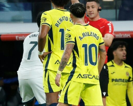 Vinicius sancionado: el árbitro le muestra la tarjeta roja durante el partido contra el Villarreal