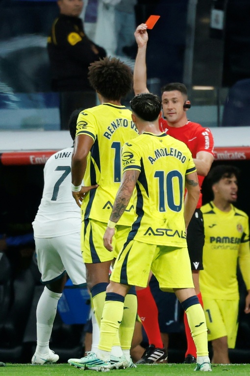 Vinicius sancionado: el árbitro le muestra la tarjeta roja durante el partido contra el Villarreal