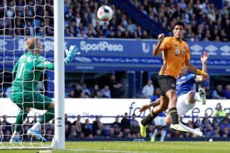 Raúl Jiménez será operado: el delantero de los Wolves remata de cabeza ante el Everton