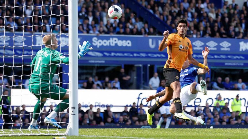 Raúl Jiménez será operado: el delantero de los Wolves remata de cabeza ante el Everton
