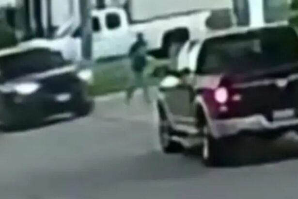 Captura del video de seguridad del migrante arrollado por ICE en Houston, Miguel Parra, durante la persecución en Texas